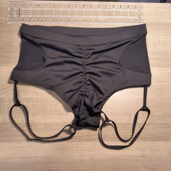 Booty shorts with garters - Picture 4 of 7